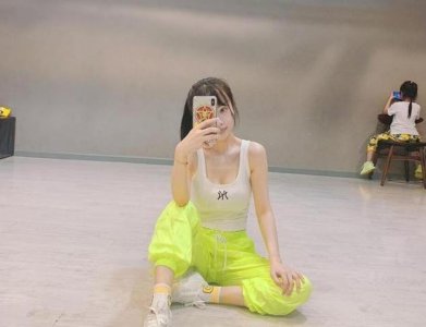 李小璐舞蹈课玩自拍 在角落玩手机的甜馨意外抢镜