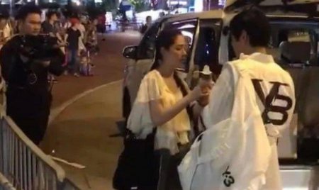 郭碧婷向佐互换雪糕 两人穿着情侣装逛街十分甜蜜