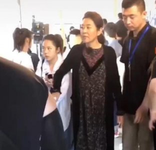 60岁倪萍近照曝光 瘦得像麻杆样貌不大精神
