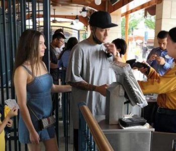 蒋劲夫新恋情曝光 女友与蒋劲夫挽手同行格外依恋
