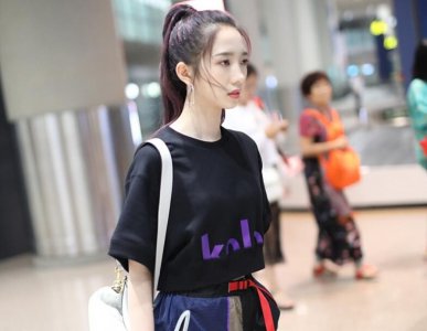 孟美岐深夜赶飞机 走路带风皮肤清透状态非常好