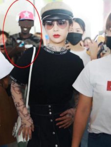 杨紫遭粉丝强拉合影 黑人无视助理的警告强行拍摄