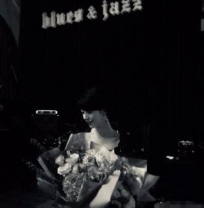 李亚鹏女友凌晨晒照 低眸浅笑气质与王菲相似