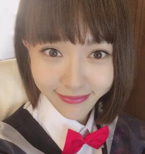 唐嫣晒毕业照 身穿制服齐刘海十分减龄