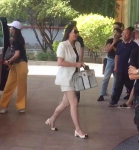 成龙妻子短裙现身 举手投足间都散发着优雅的气质