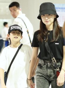 董洁牵儿子现身 牵着儿子顶顶的手妈妈力爆棚