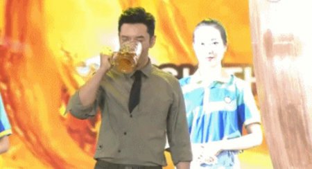 黄晓明向老乡敬酒 直接在台上霸气干掉一扎啤酒