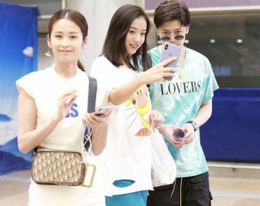 付辛博获迷妹告白 不顾颖儿在场大方告白还索要合影