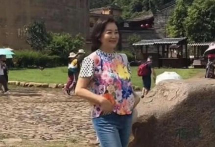 64岁林青霞素颜出游 与粉丝合影丝毫没有明星架子