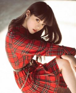 欧阳娜娜甜酷范写真 变身酷帅娜比散发无穷魅力