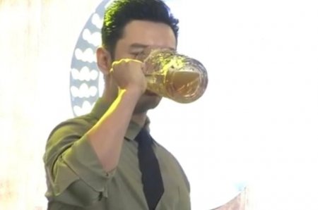 黄晓明豪饮啤酒 向老乡敬酒霸气干掉了一扎啤酒