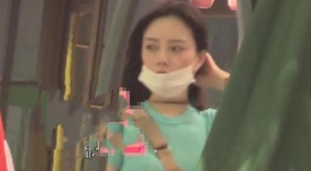 李小璐素颜现身校园 38岁的她四肢纤细身材非常好