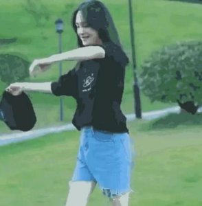 郑爽连翻跟头 镜头前蹦蹦跳跳超级可爱