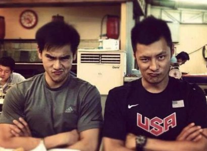 余文乐抱娃合影 调侃彭于晏是真正背后的妈妈