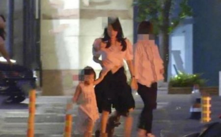 章子怡接女儿放学 助理则在一旁小心呵护着章子怡