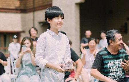 董洁带儿子出席婚礼 10岁的顶顶身姿挺拔十分帅气