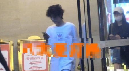 关晓彤探班鹿晗 甜蜜相伴5天击破分手传闻