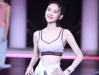 唐艺昕婚后首露面 身穿露脐运动装大秀马甲线