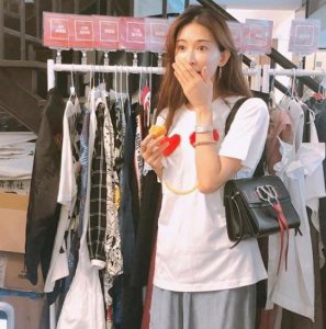 林志玲捂嘴似少女 虽已身为人妻但依旧有少女般娇羞