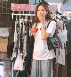 林志玲捂嘴似少女 现身慈善义卖现场人美心善认证