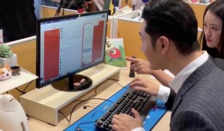 黄晓明一指禅打字 键盘上一个个敲字真是为难他了