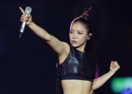 女歌手从降台跌落 从2.1米高度跌落屁股都摔肿了