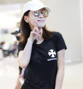 佘诗曼素颜走机场 热情给粉丝们签名亲和力十足