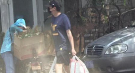 张若昀上街买菜 网友大赞他是个居家必备好男人