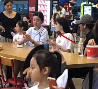 李小璐带女儿看电影 一旁的神秘男子却引发热论