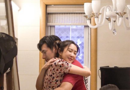 严屹宽七夕表白杜若溪 女儿叼着奶嘴摆摆手好抢镜