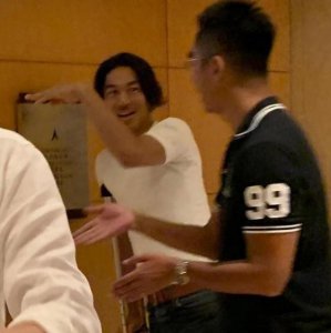 林志玲丈夫受伤拄拐 林志玲不理不睬疑似冷战