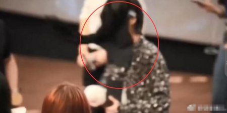 鹿晗路演被扔衣服 他依旧微笑面对粉丝没有生气