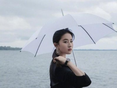 刘亦菲撑伞漫步湖边 举手投足间宛如画中美人