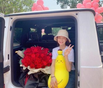 杜海涛疑求婚成功 沈梦辰手捧鲜花洋溢着幸福的笑容