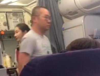 主持人涂磊道歉 脚蹬机舱皆因静脉曲张