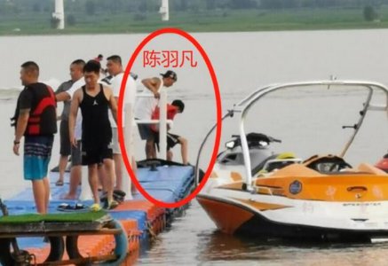 陈羽凡带儿子出游 他身边紧跟一个神秘白衣女子