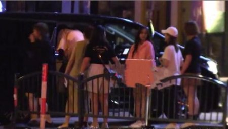 Baby带姐妹去夜场 站在街头抽烟昔日好形象尽毁