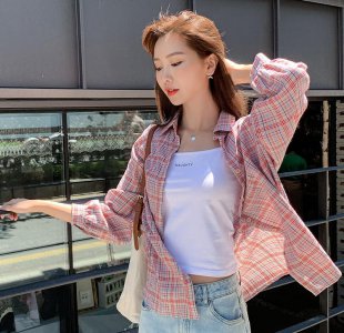 秋季女生格子衬衫外套搭配 韩都衣舍红白相间的格子衣服新款