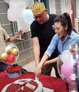 张雨绮片场庆生 却因与导演动作暧昧引发争议
