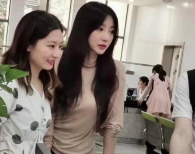 柳岩现身老家衡阳 和嫂子热情聊天像闺蜜一样