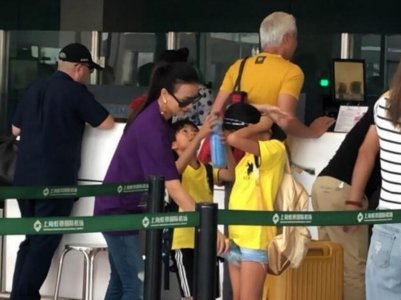 张庭一家四口现身 大女儿对着镜头做鬼脸非常可爱