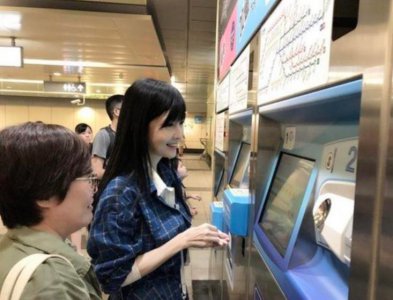 周慧敏搭地铁被偶遇 虽年过半百依旧宛若妙龄女子