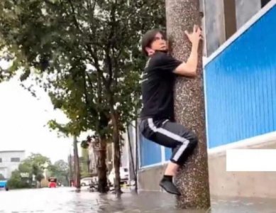 薛之谦调侃天灾 抱着电线杆满脸故作惊恐遭怒批
