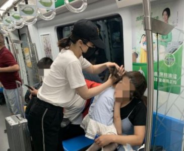 董璇赶晚班地铁 站着照顾女儿小酒窝非常贴心有爱