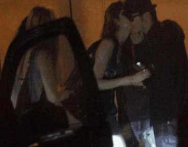 黄晓明与女网红喝酒 还索吻亲亲好老公人设崩塌