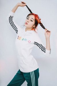 明星们最近怎么都喜欢穿运动风呢？运动风 你懂得穿吗？