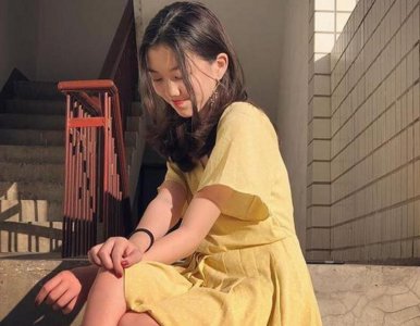 13岁李嫣涂红唇 浓妆艳抹酷似母亲王菲