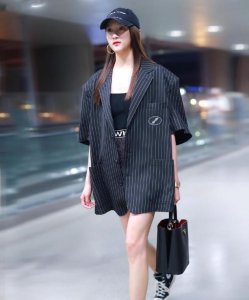 关晓彤穿条纹西装 又飒又帅尽显窈窕玲珑好身材