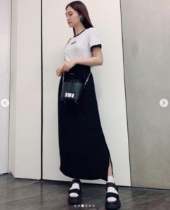 杨丞琳晒长腿美照 网友调侃：第2张墙歪了啦