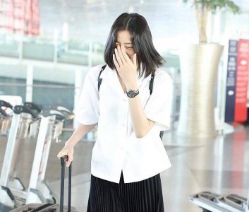 刘雯解约后首现身 眉头紧凑疑受巨额违约金影响